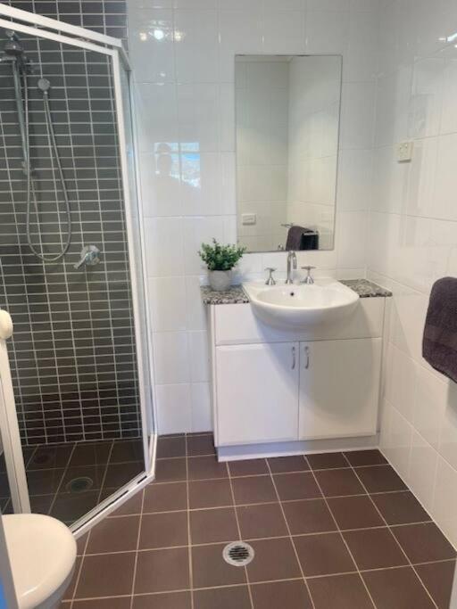 Apartamento Qbn Cracker: 2Br, 2Ba, 2 Secure B/ Ment Car Parks Queanbeyan Exterior foto